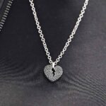 Collana John Richmond Broken Heart Bronzo dettaglio indosso