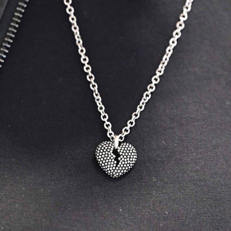 Collana John Richmond Broken Heart Bronzo dettaglio indosso