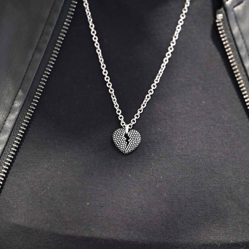 Collana John Richmond Broken Heart Bronzo indosso