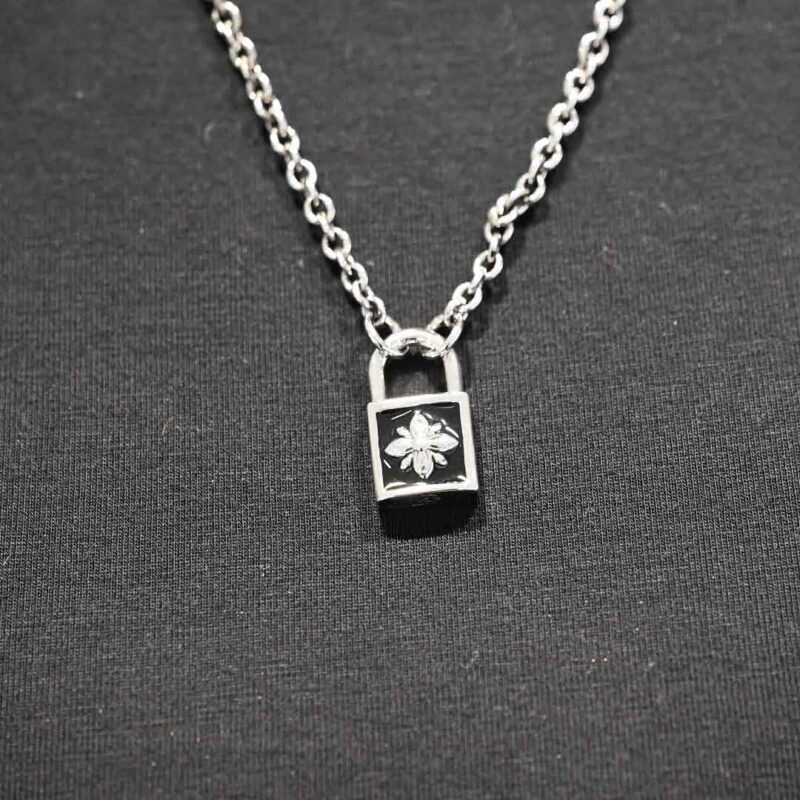 collana-john-richmond-lock-bronzo-jrlp01bw-dettaglio-indosso collana john richmond lock bronzo jrlp01bw dettaglio indosso