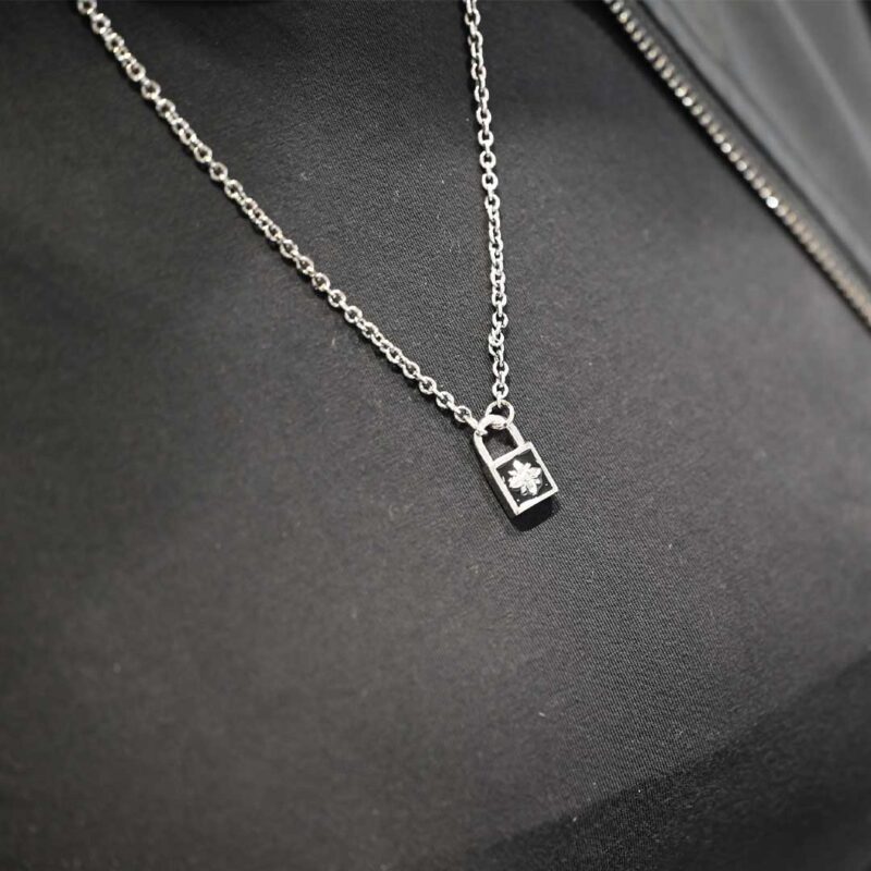 collana-john-richmond-lock-bronzo-jrlp01bw-indosso collana john richmond lock bronzo jrlp01bw indosso