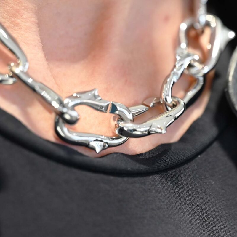 collana john richmond thorns bronzo jrtc14bw dettaglio indosso