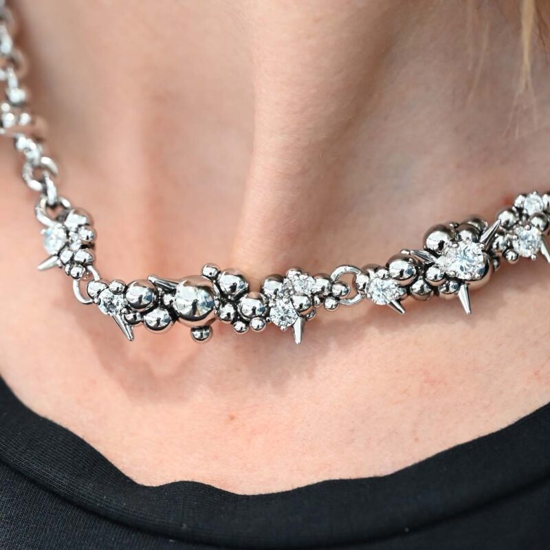 collier-john-richmond-millesime-bronzo-jrmn03bw-indosso-dettaglio collier john richmond millesime bronzo jrmn03bw dettaglio indosso