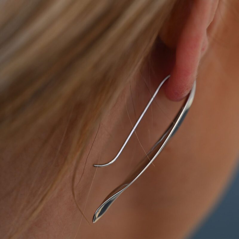 orecchini-breil-b-whisper-acciaio-argentato-tj3703-indosso-chiusura orecchini breil b whisper acciaio argentato tj3703 indosso chiusura