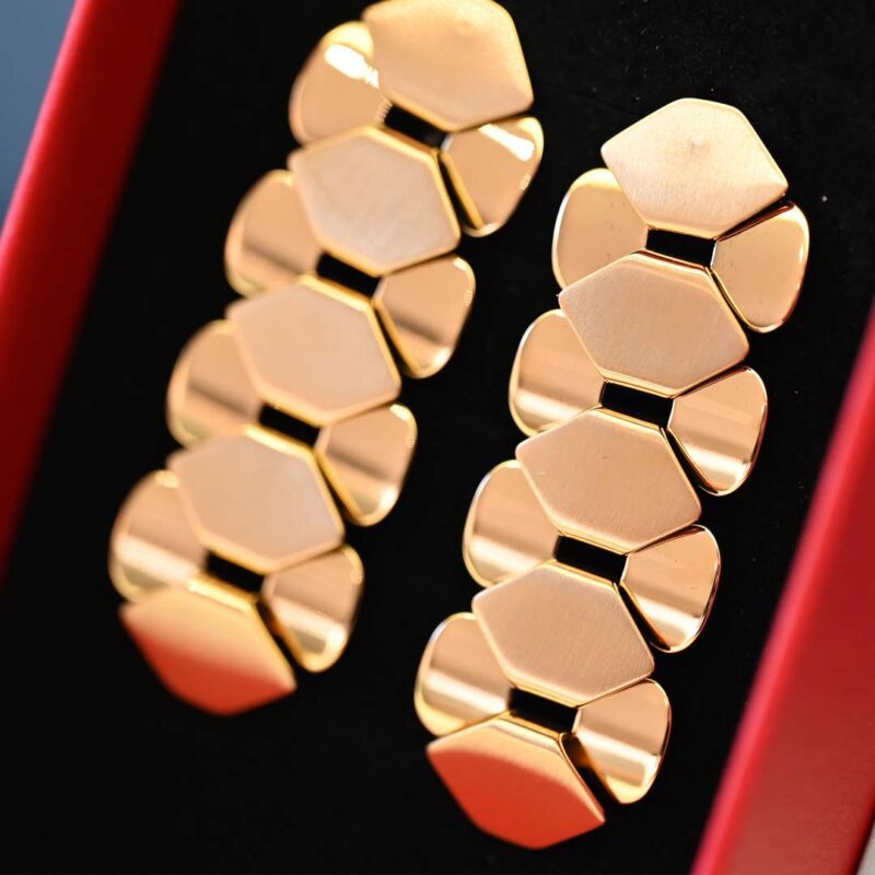 orecchini-breil-hexagonia-acciaio-dorato-tj3636-dettaglio orecchini breil hexagonia acciaio dorato tj3636 dettaglio