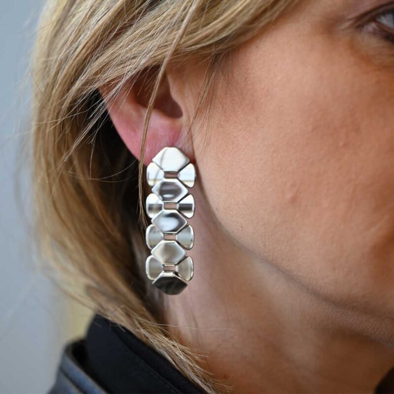 orecchini-breil-hexagonia-acciaio-tj3635-indosso orecchini breil hexagonia acciaio tj3635 indosso