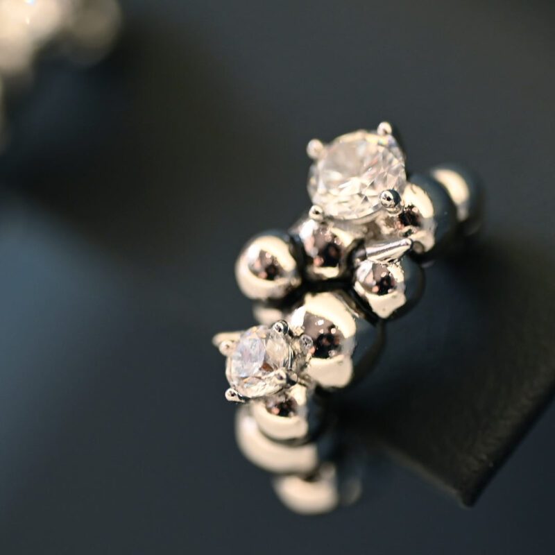 orecchini-cerchio-john-richmond-millesime-JRME03BK-bronzo-e-zirconi-dettagli orecchini cerchio john richmond millesime JRME03BK bronzo e zirconi dettagli