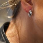 orecchini cerchio john richmond millesime JRME03BK bronzo e zirconi indosso