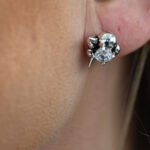 orecchini john richmond millesime JRME01BW indosso