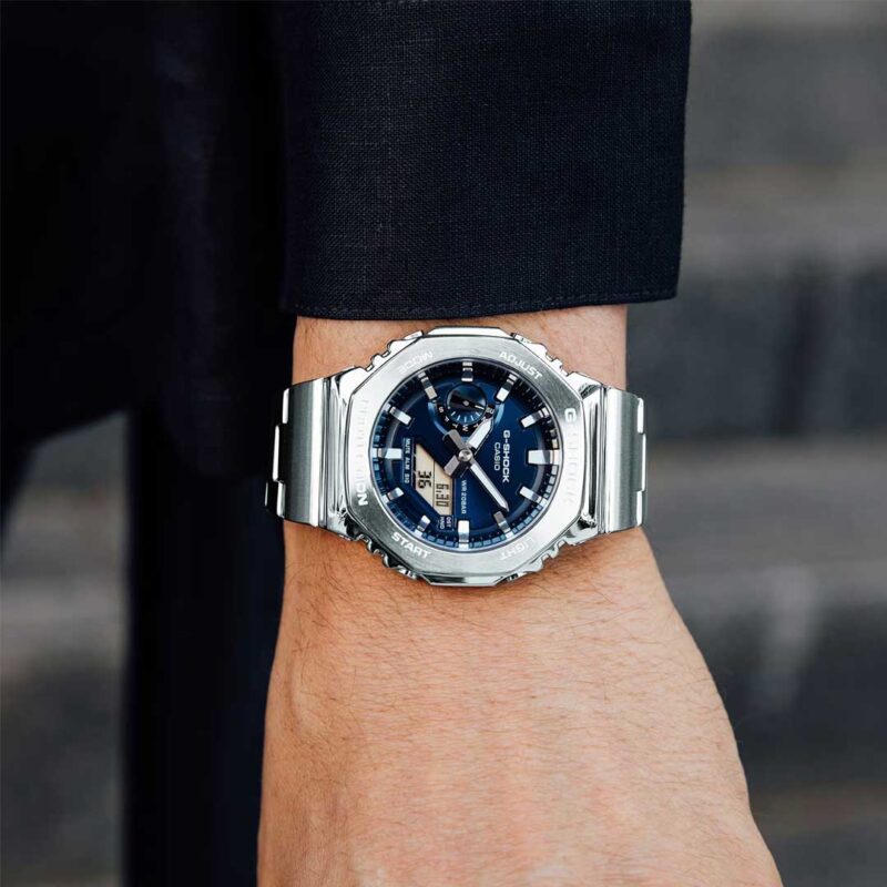 orologio casio g-shock blu gm 2110d 2ber dettaglio indosso