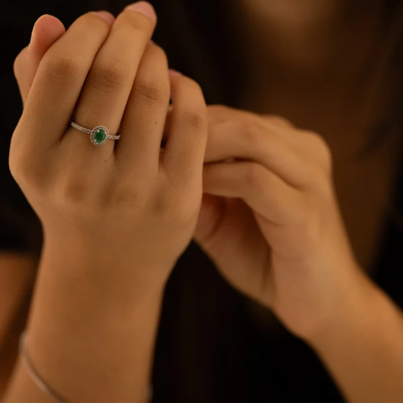 anello gioiello salvini oro bianco diamanti smeraldo 20057644 indosso