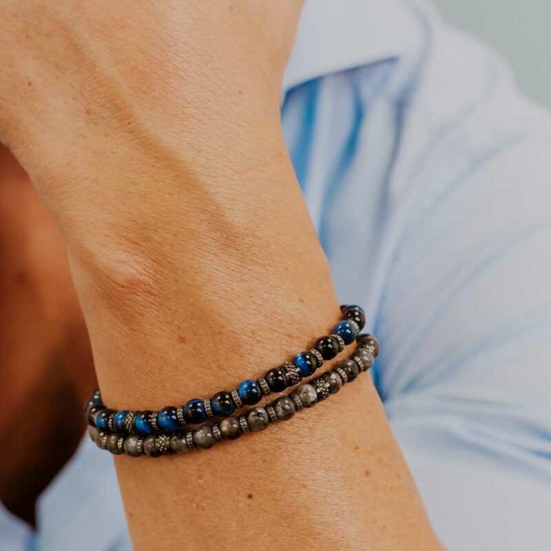 bracciale-comete-uomo-acciaio-pvd-lapislazzuli-blu-ubr-1244-indosso bracciale comete uomo acciaio pvd lapislazzuli blu ubr 1244 indosso