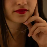 Collana Gioiello Dora Salvini Oro Bianco Diamanti Rubino 20057645 indosso