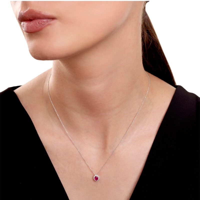 collana-gioiello-dora-salvini-oro-bianco-diamanti-rubino-20057645-indosso Collana Gioiello Dora Salvini Oro Bianco Diamanti Rubino 20057645 indosso