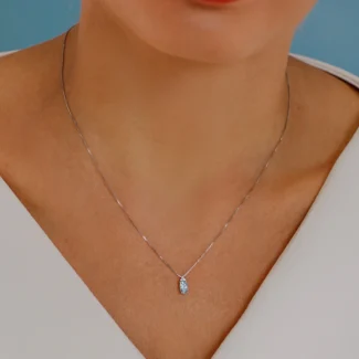 Collana Oro Diamanti e Acquamarina Comete GLQ 263 indosso