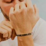 bracciale comete acciaio pvd nero sabbiato zircone bianco ubr 1182 indosso