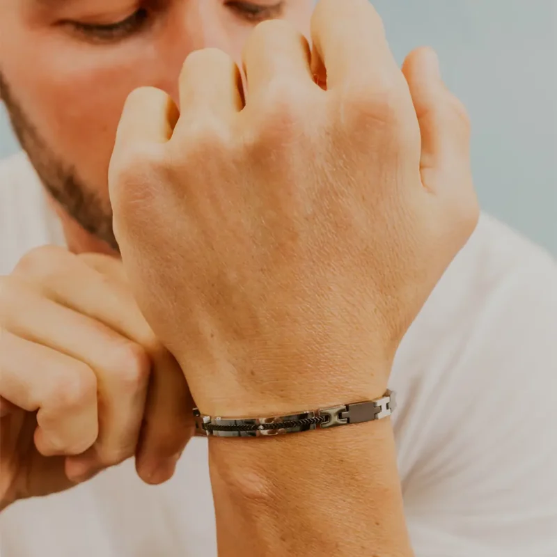 bracciale-comete-acciaio-pvd-nero-sabbiato-zircone-bianco-ubr-1182-indosso bracciale comete acciaio pvd nero sabbiato zircone bianco ubr 1182 indosso