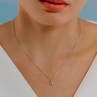 collana comete gioielli fantasia di acquamarina oro bianco 18k diamanti e acquamarina glq 279 indosso