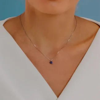 collana comete gioielli oro bianco 18k diamante e zaffiro blu tondo glb 1388 indosso