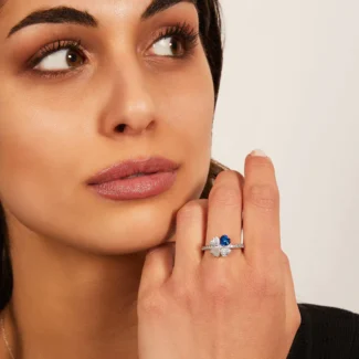 anello amen quadricuore argento 925 rodio e zirconi bianchi e blu rqubbl-14 indosso