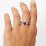 anello amen quadricuore rodio e zirconi bianchi e rubino argento 925 rqubr-16 indosso