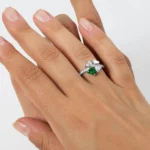 anello amen quadricuore rodio e zirconi bianchi e verdi argento 925 rqubv-18 indosso