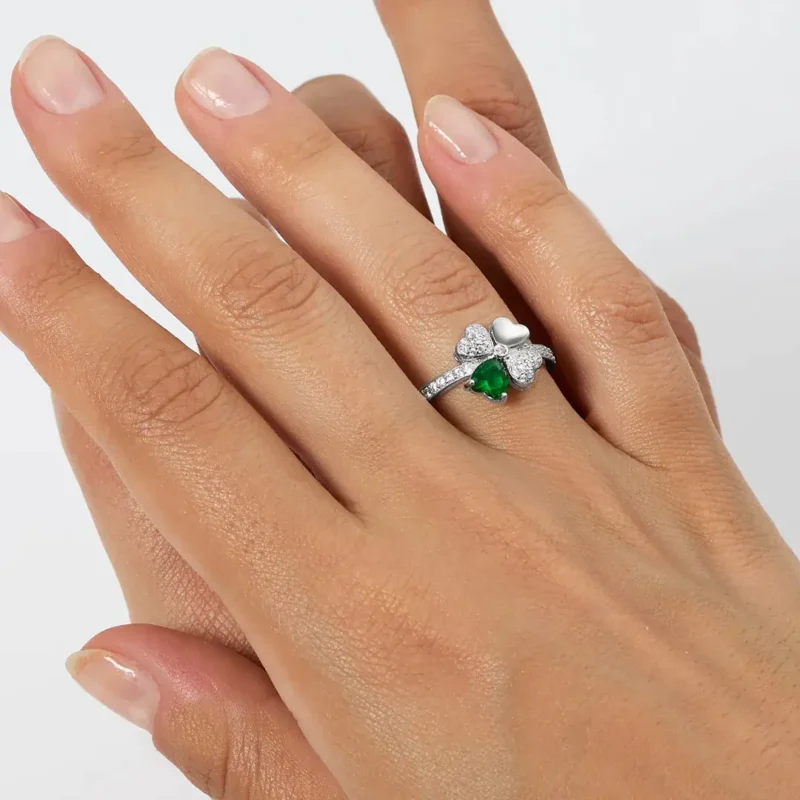 anello-amen-quadricuore-rodio-e-zirconi-bianchi-e-verdi-argento-925-rqubv-18-indosso anello amen quadricuore rodio e zirconi bianchi e verdi argento 925 rqubv-18 indosso