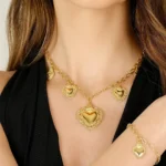 Bracciale Amen Charm con Sacro Cuore Argento 925 Dorato BRSCG3 indosso