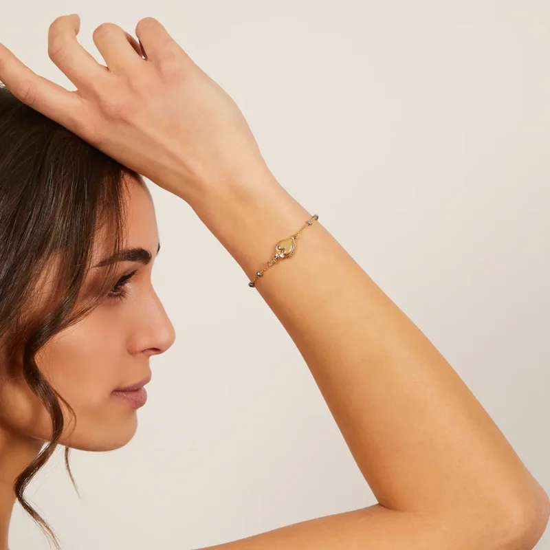 bracciale-amen-dorato-sacro-cuore-con-cristalli-grigi-argento-925-brscggg-indosso Bracciale Amen Dorato Sacro Cuore con Cristalli Grigi Argento 925 BRSCGGG indosso