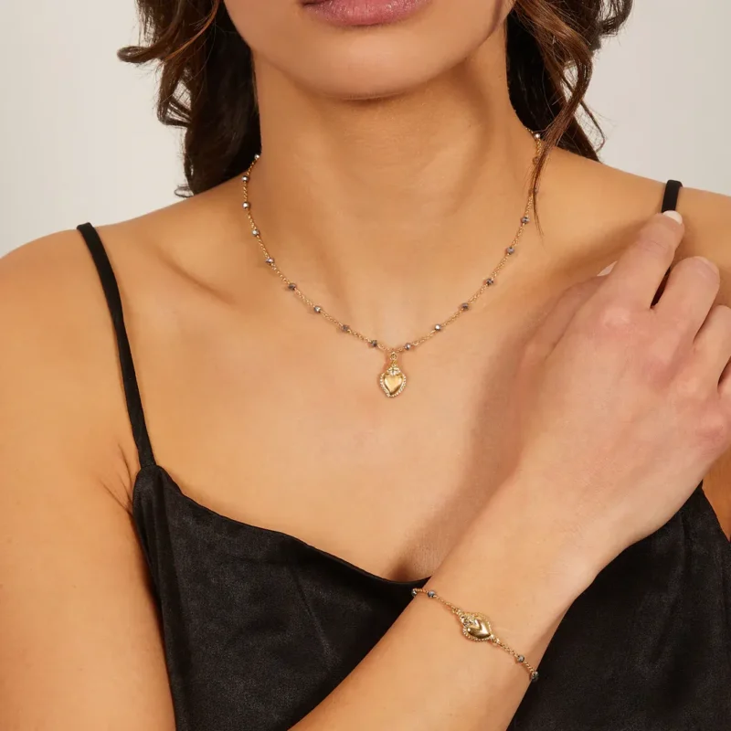 bracciale-amen-dorato-sacro-cuore-con-cristalli-grigi-argento-925-brscggg-indosso-collana Bracciale Amen Dorato Sacro Cuore con Cristalli Grigi Argento 925 BRSCGGG indosso collana