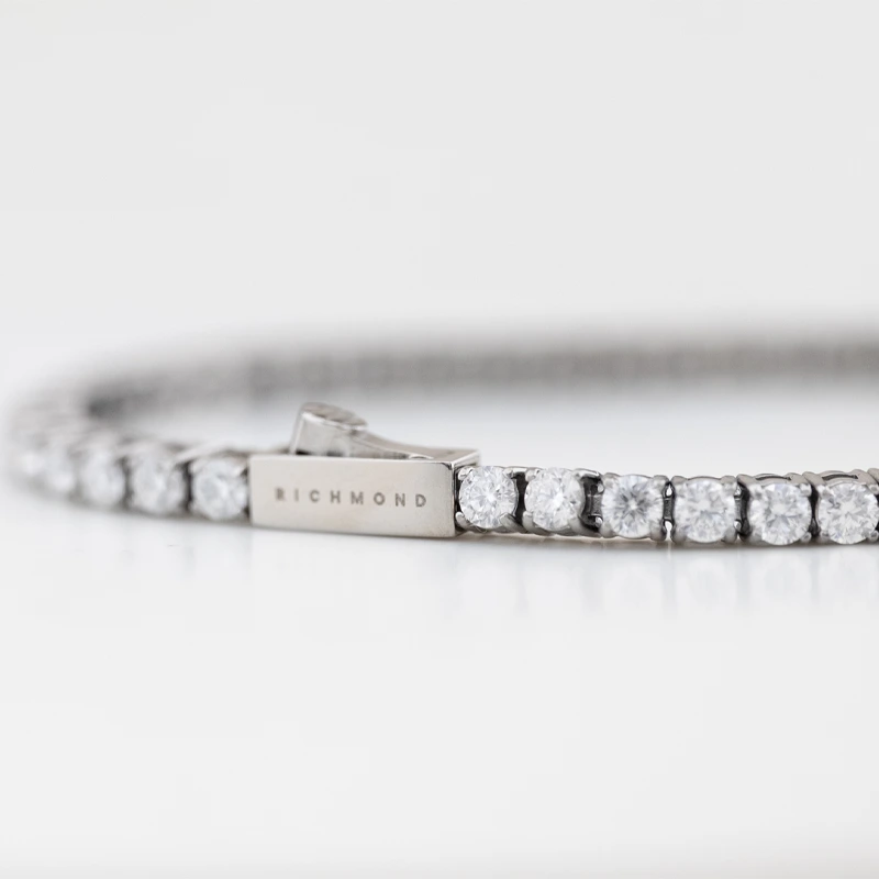 bracciale-john-richmond-tennis-titanio-diamanti-lab-bianchi-croce-jrtw01ww-chiusura Bracciale John RichmondTennis Titanio Diamanti Lab Bianchi Croce JRTW01WW chiusura