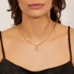 Collana Amen Dorata Sacro Cuore con Cristalli Grigi Argento 925 CLSCGGG indosso