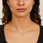 Collana Amen Mini Doppia Croce con Zirconi Bianchi Argento 925 CLCRREBBBZ3 indosso