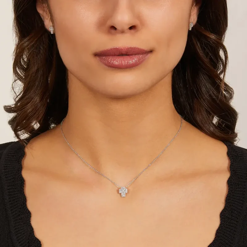 collana-amen-mini-doppia-croce-con-zirconi-bianchi-argento-925-clcrrebbbz3-indosso Collana Amen Mini Doppia Croce con Zirconi Bianchi Argento 925 CLCRREBBBZ3 indosso