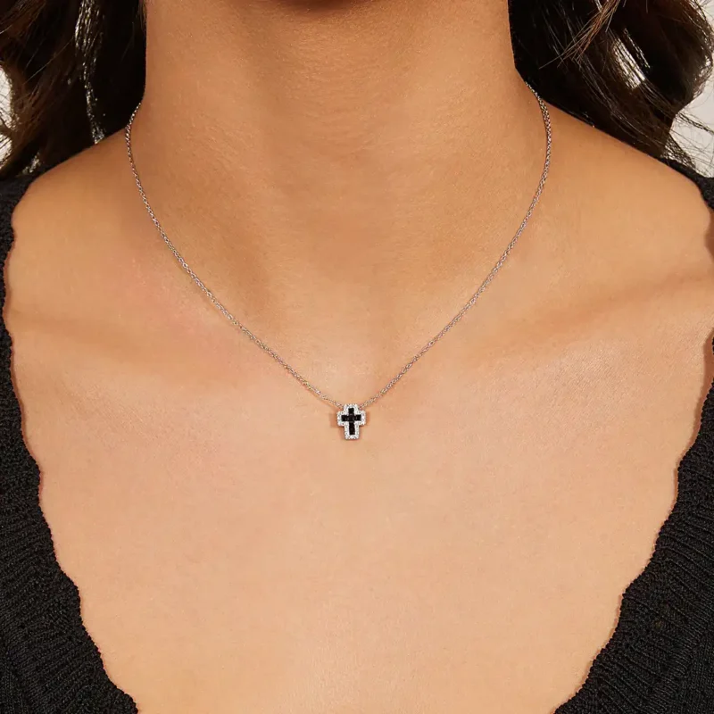 collana-amen-mini-doppia-croce-con-zirconi-bianchi-e-neri-argento-925-clcrrebbnz3-indosso Collana Amen Mini Doppia Croce con Zirconi Bianchi e Neri Argento 925 CLCRREBBNZ3 indosso