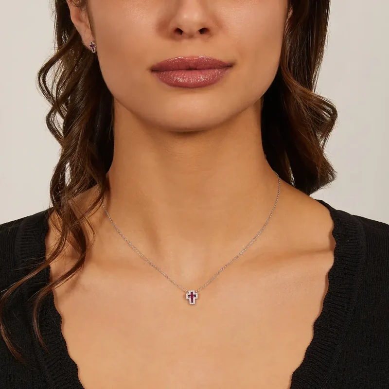 Collana Amen Mini Doppia Croce con Zirconi Bianchi e Rubino Argento 925 CLCRREBBRZ3 indosso