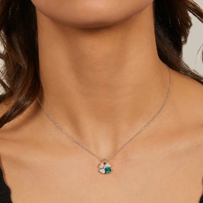 collana-amen-quadricuore-argento-925-rodio-e-zirconi-bianchi-e-verdi-clpqubv-indosso Collana Amen Quadricuore Argento 925 Rodio e Zirconi Bianchi e Verdi CLPQUBV indosso