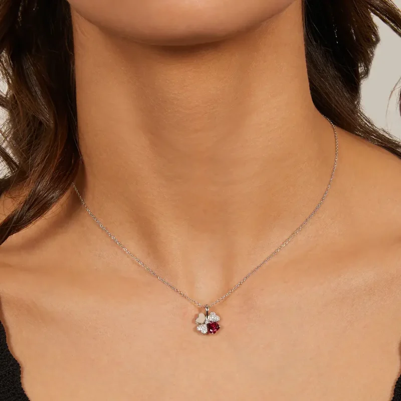 collana-amen-quadricuore-argento-925-rodio-zirconi-bianchi-e-rossi-rubino-clpqubr-indosso Collana Amen Quadricuore Argento 925 Rodio Zirconi Bianchi e Rossi Rubino CLPQUBR indosso