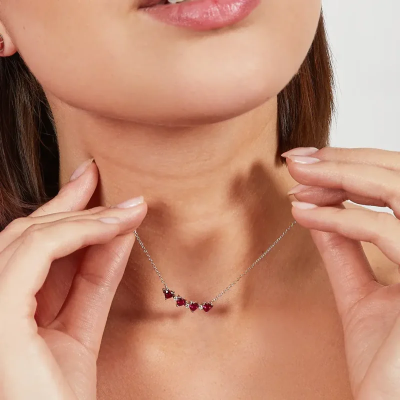 collana-amen-quadricuore-magnetico-rosso-argento-925-clpmhbr-indosso-cuori Collana Amen Quadricuore Magnetico Rosso Argento 925 CLPMHBR indosso cuori