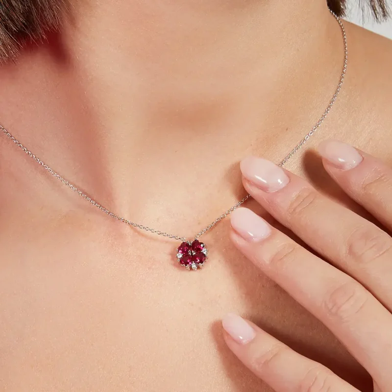 collana-amen-quadricuore-magnetico-rosso-argento-925-clpmhbr-indosso-quadrifoglio Collana Amen Quadricuore Magnetico Rosso Argento 925 CLPMHBR indosso quadrifoglio