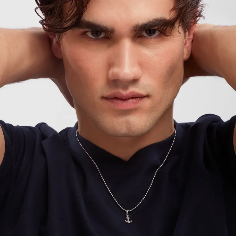 collana breil emblems ancora acciaio tj3859 indosso