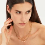 collana breil magnetica system acciaio dorato e perla di fiume tj3761 indosso