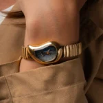 Orologio D1 Milano Drop Essence Gold D1-DRBL02 indossa donna