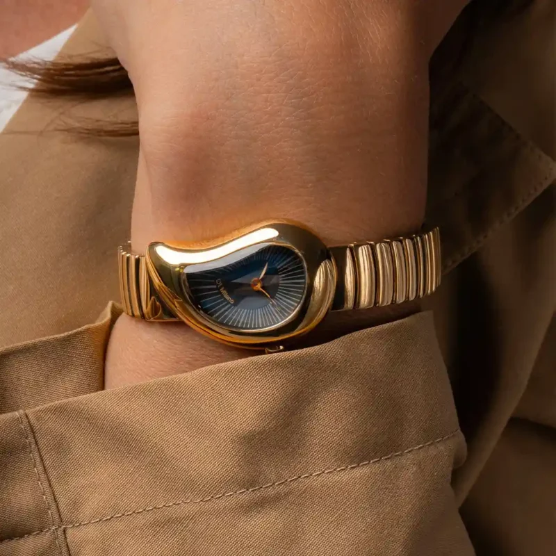 Orologio D1 Milano Drop Essence Gold D1-DRBL02 indossa donna