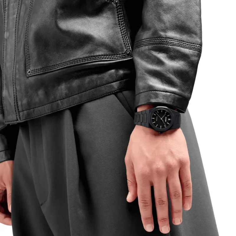 orologio-d1-milano-polycarbon-cloudburst-d1-pcbj11-indosso-uomo Orologio D1 Milano Polycarbon Cloudburst D1-PCBJ11 indosso uomo