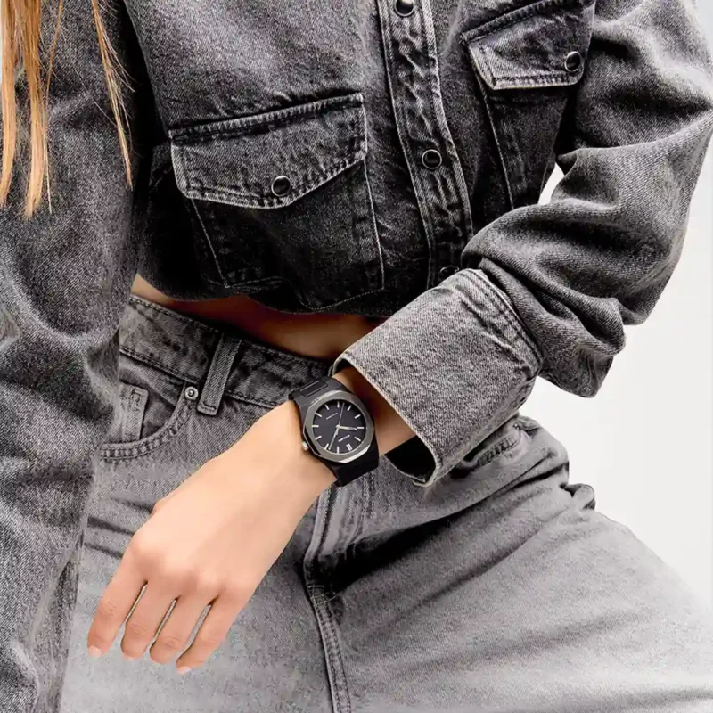 orologio-d1-milano-polycarbon-space-grey-black-d1-pcbj13-indosso-donna Orologio D1 Milano Polycarbon Space Grey Black D1-PCBJ13 indosso donna