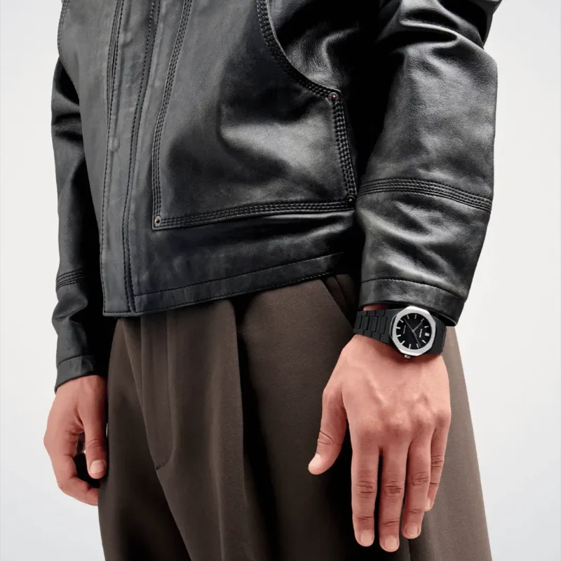 orologio-d1-milano-polycarbon-space-grey-black-d1-pcbj13-indosso-uomo Orologio D1 Milano Polycarbon Space Grey Black D1-PCBJ13 indosso uomo