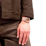 Orologio D1 Milano Ultra Thin Chocolate D1-UTBJ10 indosso uomo