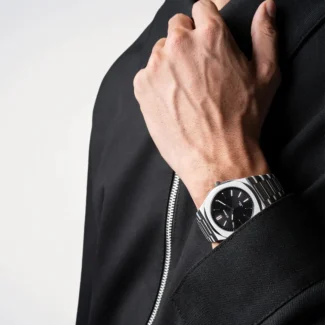 Orologio D1 Milano Ultra Thin Groovy Black D1-UHBJ01 indosso uomo