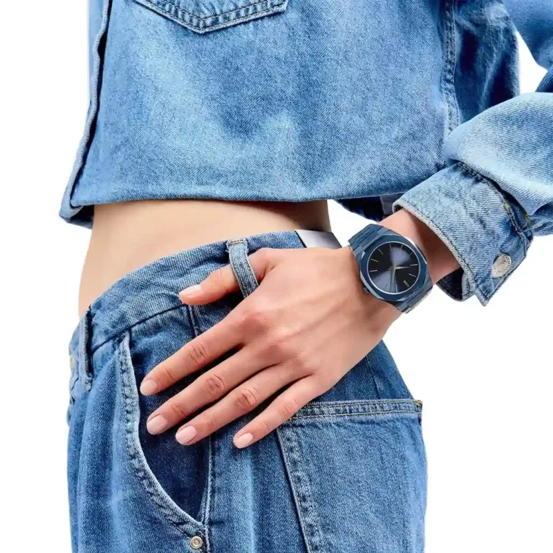 Orologio D1 Milano Ultra Thin Midnight D1-UTBJ21 indosso donna